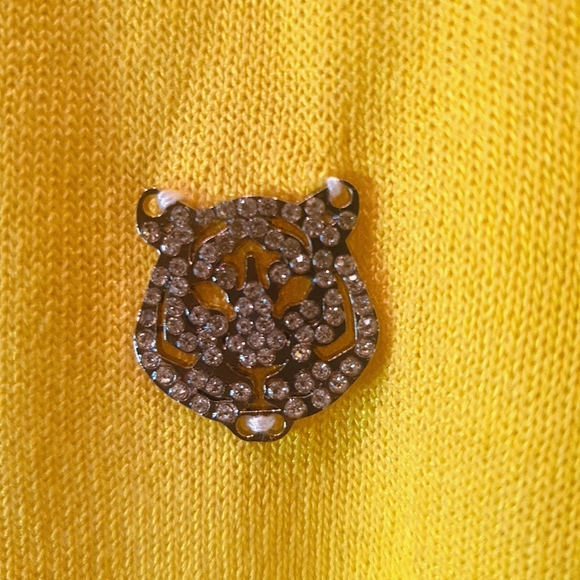 Pullover yellow sweater with a charm on left chest - Picture 4 of 4